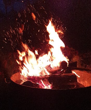 Feuerschale Feuerschale bei Nacht