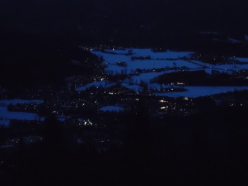 Rauhnacht Nachtaufnahme beleuchtete Stadt im Winter